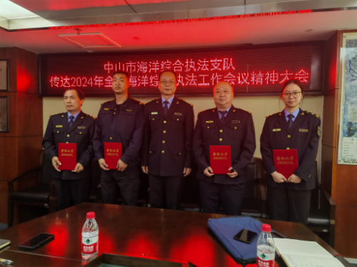 张喜光支队长为受表彰的同志颁发荣誉证书1.jpg