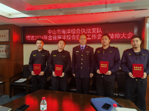 张喜光支队长为受表彰的同志颁发了荣誉证书2.jpg