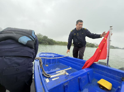 4月5日,执法人员在东升胜隆段查扣涉渔“三无”船舶1艘.jpg