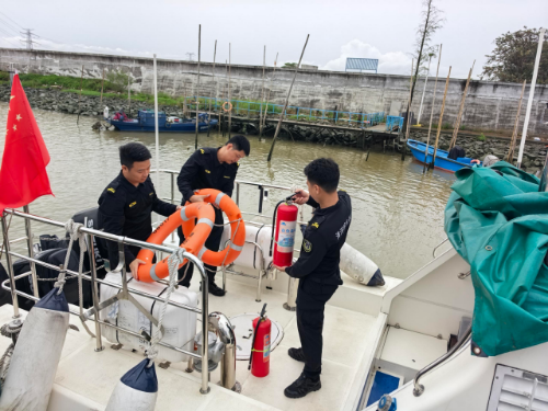 检查执法船艇消防设备照片.jpg