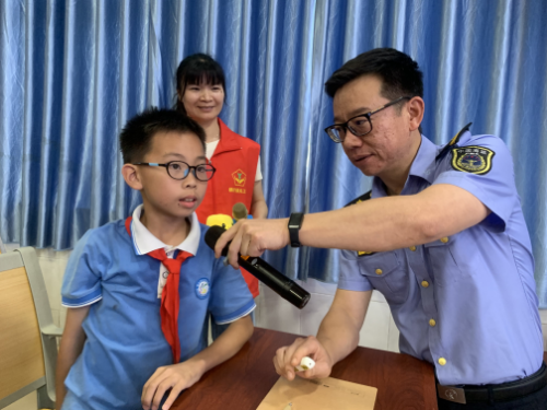 执法人员与同学们互动.jpg