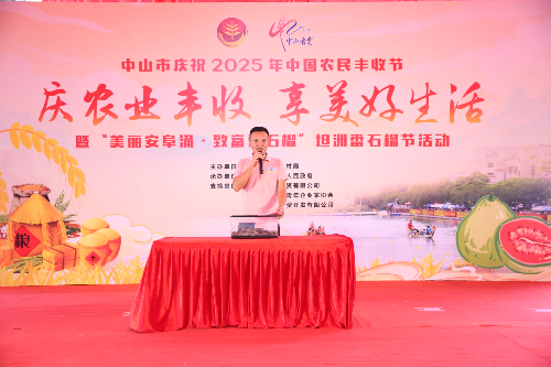 农户代表上台分享故事.jpeg