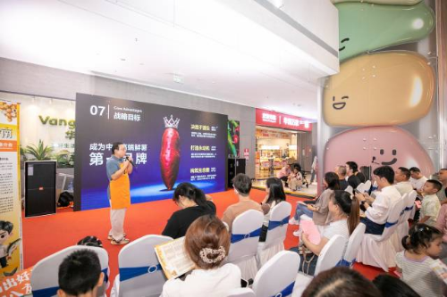 企业代表上台推介。