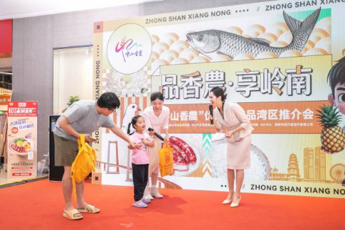 观众现场参与互动。 观众现场参与互动。