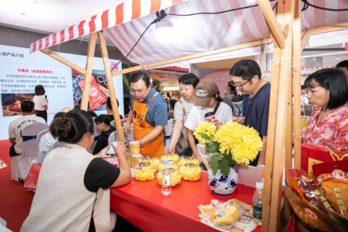 活动现场人流涌动。 活动现场人流涌动。