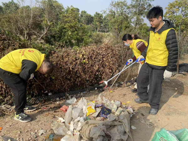 响应号召，市农业农村局周末下沉结对村开展冬春季爱国卫生运动