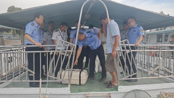 相关部门实地检查横门渔港内停泊的渔船.jpg